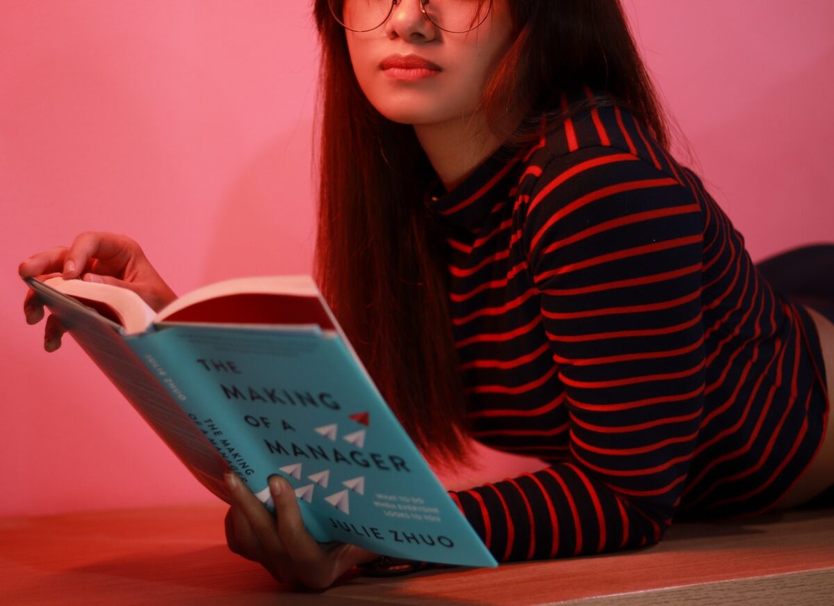dziewczyna czytajaca ksiazke